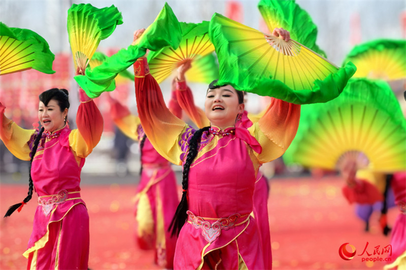 Xinjiang : des membres de plusieurs groupes ethniques offrent des spectacles folkloriques pour célébrer la Fête des Lanternes à Urumqi