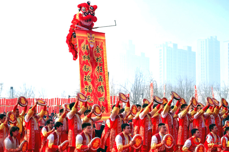 Xinjiang : des membres de plusieurs groupes ethniques offrent des spectacles folkloriques pour célébrer la Fête des Lanternes à Urumqi