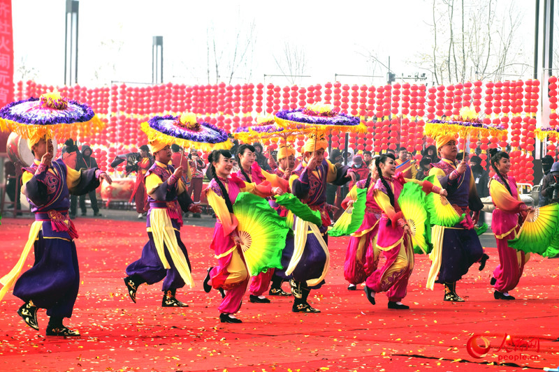 Xinjiang : des membres de plusieurs groupes ethniques offrent des spectacles folkloriques pour célébrer la Fête des Lanternes à Urumqi