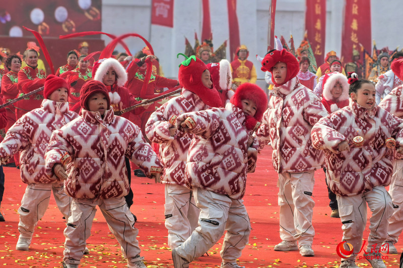 Xinjiang : des membres de plusieurs groupes ethniques offrent des spectacles folkloriques pour célébrer la Fête des Lanternes à Urumqi