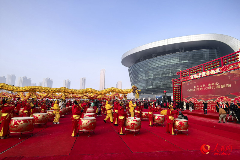 Xinjiang : des membres de plusieurs groupes ethniques offrent des spectacles folkloriques pour célébrer la Fête des Lanternes à Urumqi