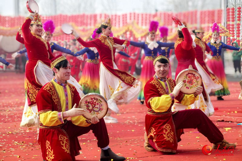 Xinjiang : des membres de plusieurs groupes ethniques offrent des spectacles folkloriques pour célébrer la Fête des Lanternes à Urumqi