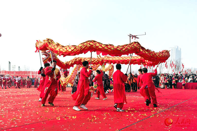 Xinjiang : des membres de plusieurs groupes ethniques offrent des spectacles folkloriques pour célébrer la Fête des Lanternes à Urumqi