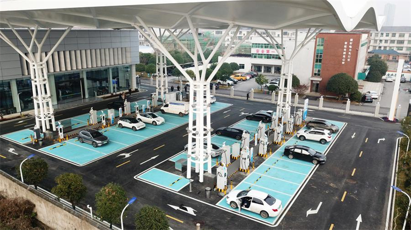 Photo aérienne de véhicules à énergie nouvelle se chargeant dans une station de recharge, dans le district de Changsha, dans la province chinoise du Hunan (centre), le 8 janvier 2024. (Photo : Chen Zhenhai)