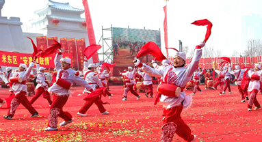 Xinjiang : des membres de plusieurs groupes ethniques offrent des spectacles folkloriques pour célébrer la Fête des Lanternes à Urumqi