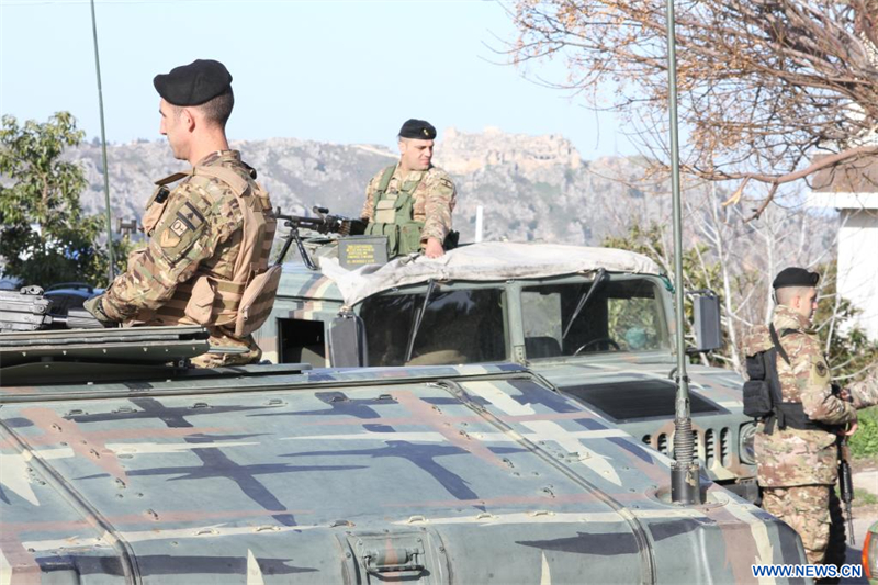 Photo prise le 18 février 2025 montrant des membres de l'armée libanaise se positionnant à l'entrée de Kfar Kila, au Liban, après le retrait de l'armée israélienne. Un responsable du gouvernement israélien avait déclaré lundi que l'armée du pays maintiendrait des troupes dans cinq postes au sud du Liban, malgré la date limite pour son retrait total expirant mardi. (Xinhua/Taher Abu Hamdan)