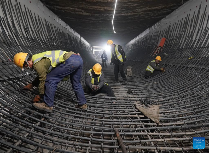 Les travaux de construction sont en cours à la station Hongmiao sur la ligne 22 du métro interprovincial Beijing-Hebei