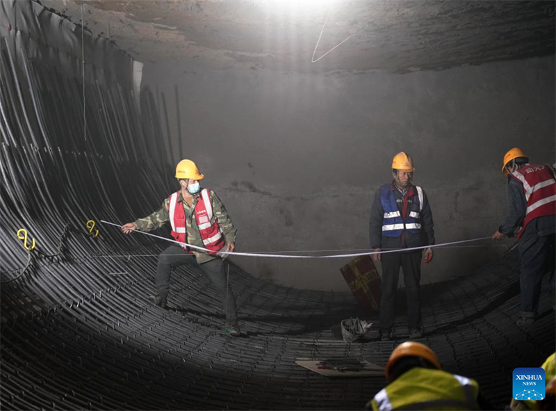 Les travaux de construction sont en cours à la station Hongmiao sur la ligne 22 du métro interprovincial Beijing-Hebei