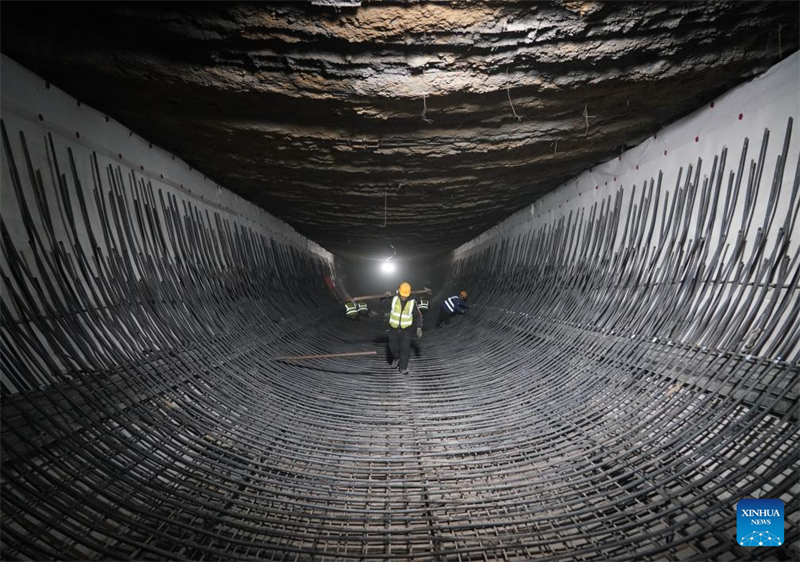 Les travaux de construction sont en cours à la station Hongmiao sur la ligne 22 du métro interprovincial Beijing-Hebei