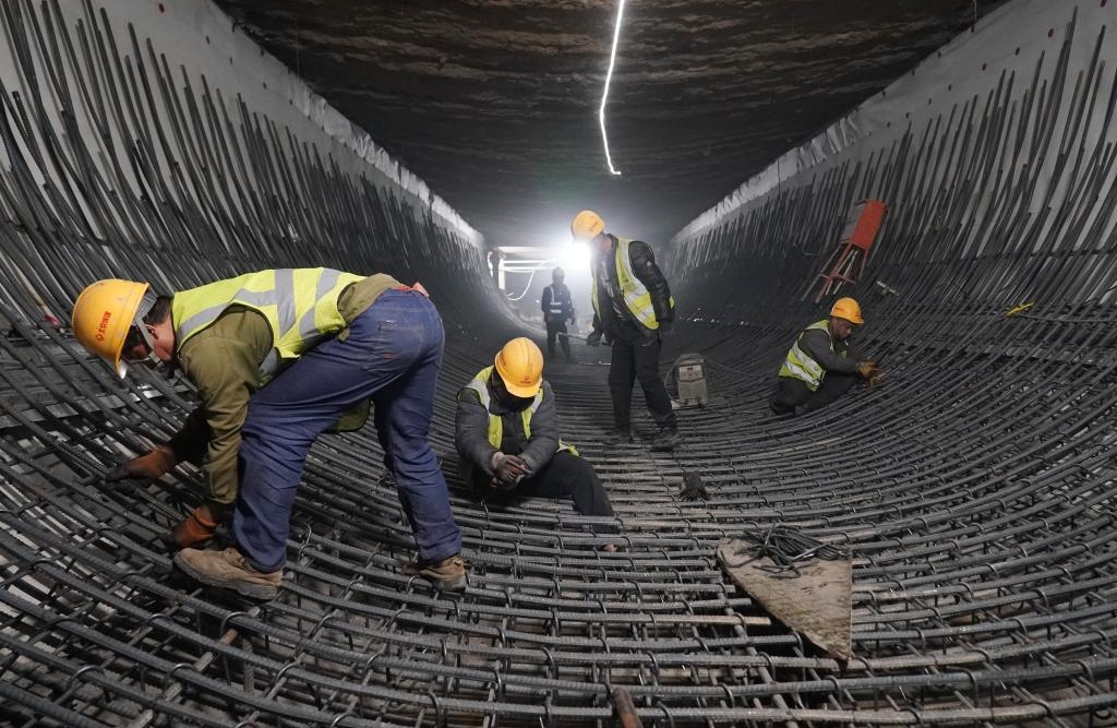 Les travaux de construction sont en cours à la station Hongmiao sur la ligne 22 du métro interprovincial Beijing-Hebei