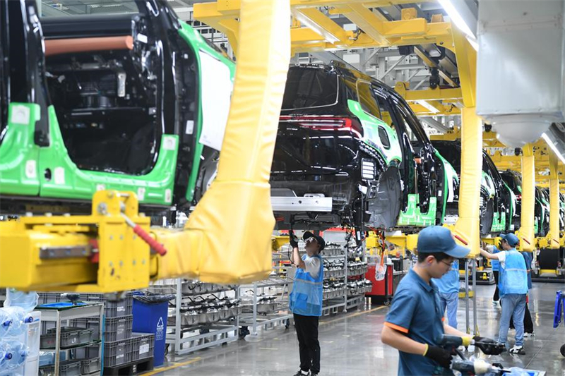 Cette photo prise le 14 août 2024 montre la chaîne d'assemblage de véhicules à énergie nouvelle d'une usine intelligente du groupe Seres à Chongqing, dans le sud-ouest de la Chine. (Photo : Wang Quanchao)