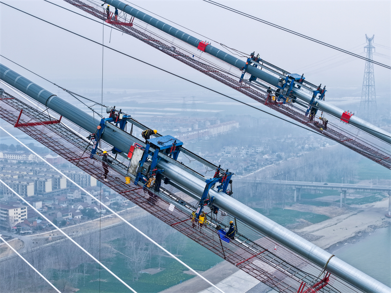 Anhui : de « nouveaux vêtements » pour le câble principal du pont de Tongling