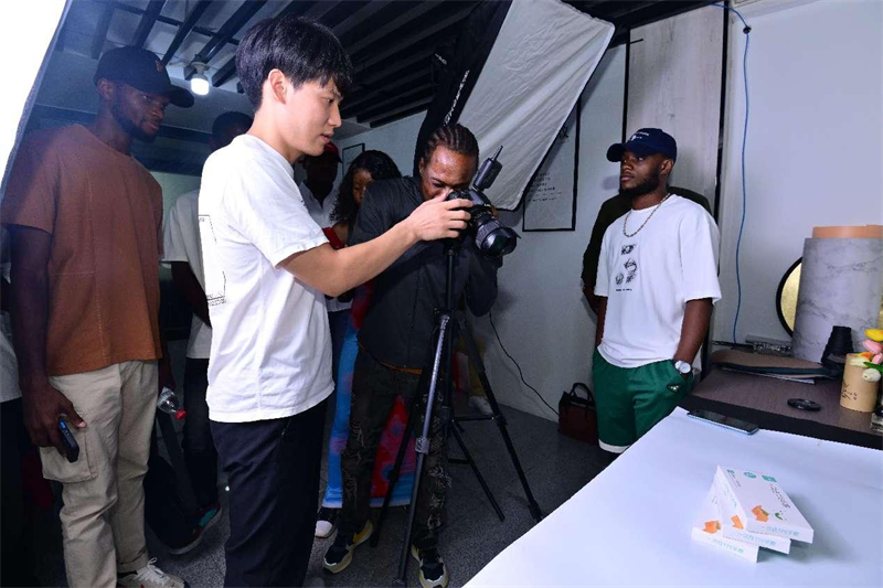 Des étudiants africains qui étudient en Chine acquièrent des compétences de commerce électronique dans une entreprise commerciale à Yiwu, dans la province du Zhejiang (est de la Chine). (Liu Bin / Pic.people.com.cn)