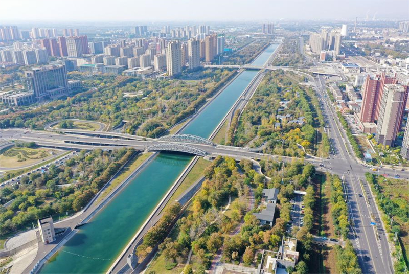 Photo aérienne du canal principal du projet chinois d'adduction d'eau du sud vers le nord, à Jiaozuo, dans la province chinoise du Henan (centre), le 5 novembre 2024. (Photo : Hao Yuan)