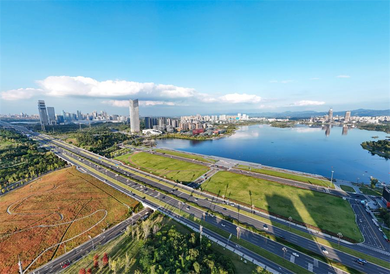 Photo aérienne de la Cité des sciences de Chengdu, au bord du lac Xinglong, dans la nouvelle zone de Tianfu, dans la province chinoise du Sichuan (sud-ouest), le 17 octobre 2024 (Photo : Wang Xi)