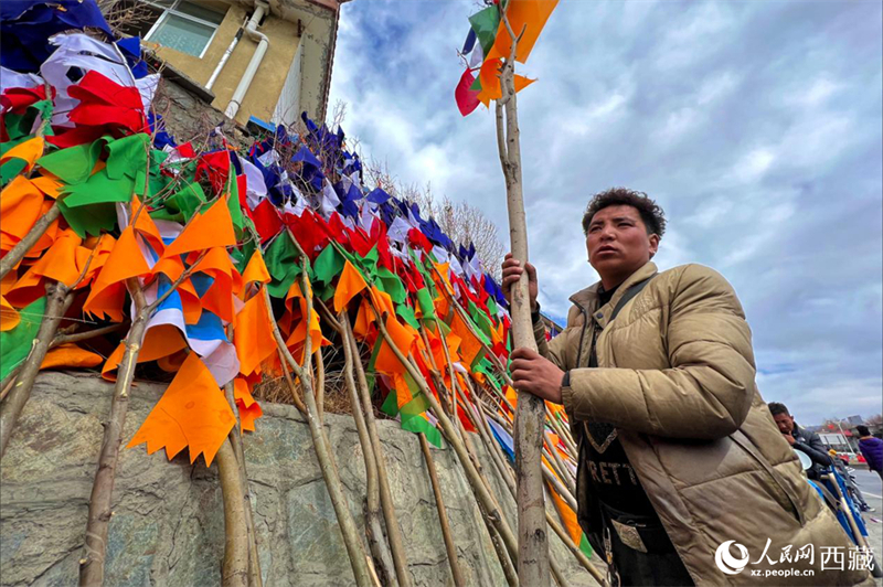 Xizang : à l'approche du Nouvel An tibétain, l'atmosphère festive remplit les rues de Lhassa