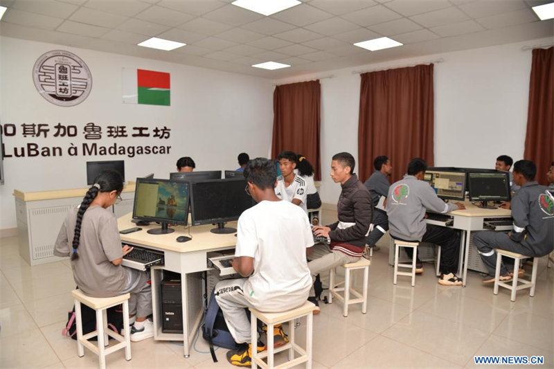 Des élèves en technologie de l'information participent à une séance de pratique à l'atelier Luban à Antananarivo, la capitale malgache, le 10 février 2025. (Xinhua/Sitraka Rajaonarison)