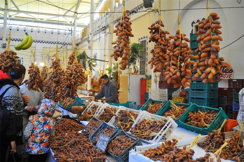 Des Tunisiens font leurs courses pour le repas d'Iftar dans un marché de Tunis, en Tunisie, le 1er mars 2025. Le Ramadan a commencé en Tunisie le 1er mars. (Xinhua/Adel Ezzine)