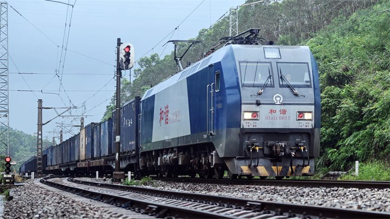 Un train sur une voie ferrée faisant partie du Nouveau corridor commercial international terre-mer, le 2 août 2024. (Photo : Zhang Ailin)