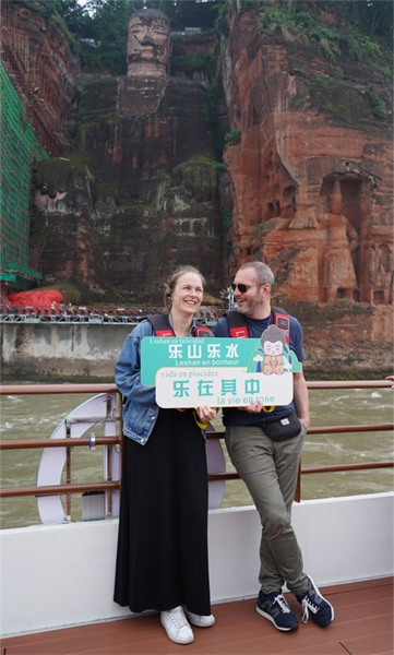 Des touristes étrangers à bord d'un bateau pour admirer le grand Bouddha de Leshan, dans la province chinoise du Sichuan, le 7 juin 2024. (Photo : Zhang Chaoqun)