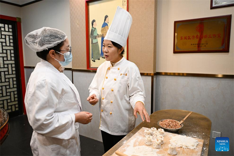 Wu Huaxia (à droite) instruit un apprenti sur les techniques de confection des Shaomai dans son studio de Beijing, le 27 février 2025. (Photo / Xinhua)