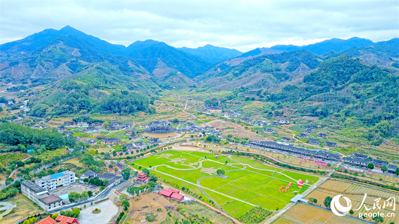 Fujian : le charme printanier des Tulou de Hua'an entourés de fleurs de colza épanouies