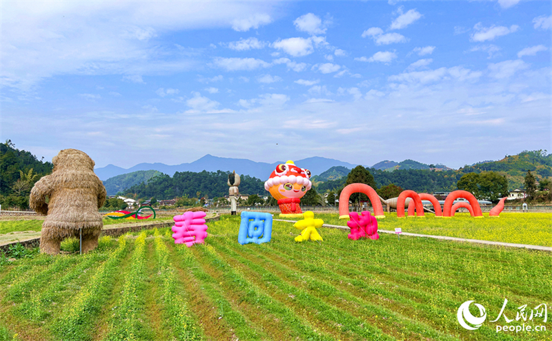 Fujian : le charme printanier des Tulou de Hua'an entourés de fleurs de colza épanouies