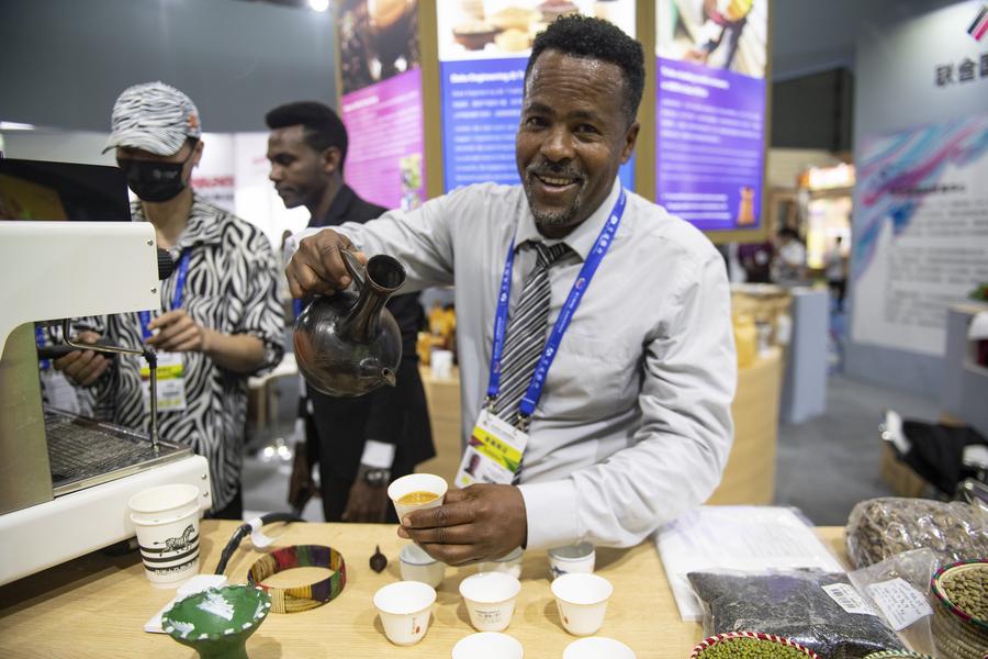 Un exposant présente du café éthiopien lors de la troisième Exposition économique et commerciale sino-africaine, à Changsha, dans la province chinoise du Hunan (centre), le 29 juin 2023. (Photo : Sun Ruibo)