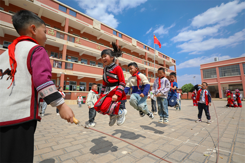 Yunnan : des activités de remise en forme pendant la récréation dans les écoles de Luliang