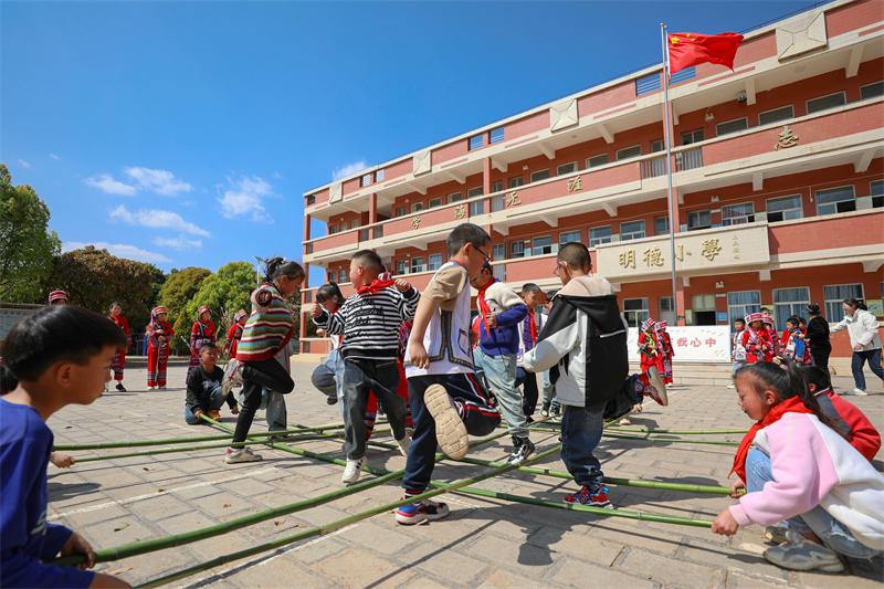 Yunnan : des activités de remise en forme pendant la récréation dans les écoles de Luliang