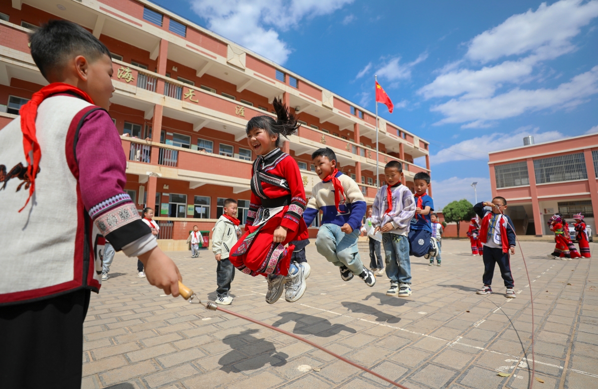 Yunnan : des activités de remise en forme pendant la récréation dans les écoles de Luliang