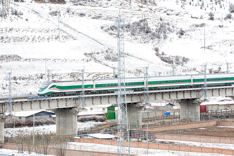 Un train EMU roule à pleine vitesse dans le comté de Songpan, dans la préfecture autonome Tibétaine et Qiang d'Aba de la province du Sichuan (sud-ouest de la Chine), le 5 mars 2025. (Photo / Pic.people.com.cn)