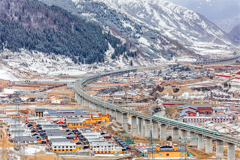 Sichuan : à Aba, les trains EMU soutiennent les secteurs de la culture et du tourisme