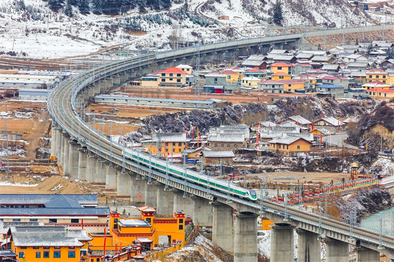 Sichuan : à Aba, les trains EMU soutiennent les secteurs de la culture et du tourisme