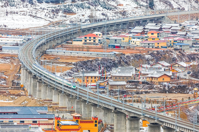 Sichuan : à Aba, les trains EMU soutiennent les secteurs de la culture et du tourisme