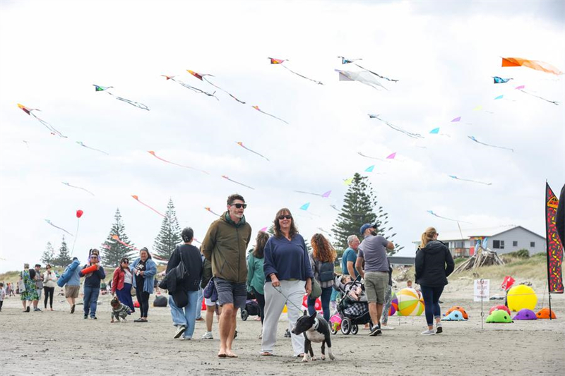  Des gens se promènent sur la plage d'Otaki, en Nouvelle-Zélande, le 8 mars 2025. Le festival de cerfs-volants d'Otaki s'est tenu samedi à Otaki, en Nouvelle-Zélande. (Xinhua/Long Lei)