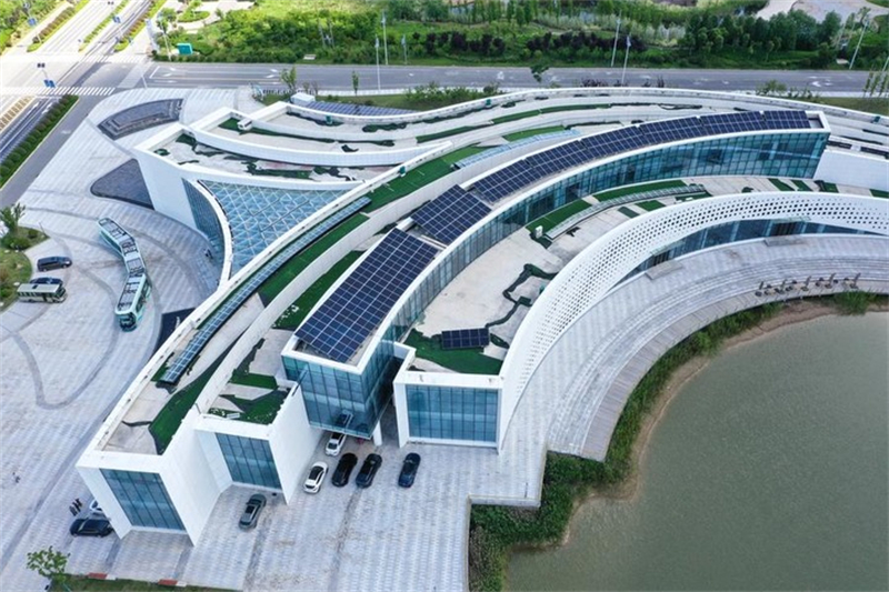 Cette photo prise par un drone montre un système solaire photovoltaïque sur le toit d'un bâtiment d'un institut de recherche industrielle à faible (zéro) émission de dioxyde de carbone à Sheyang, district de Yancheng, dans la province chinoise de Jiangsu (est), le 6 juin 2024. (Xinhua/ Yang Lei)