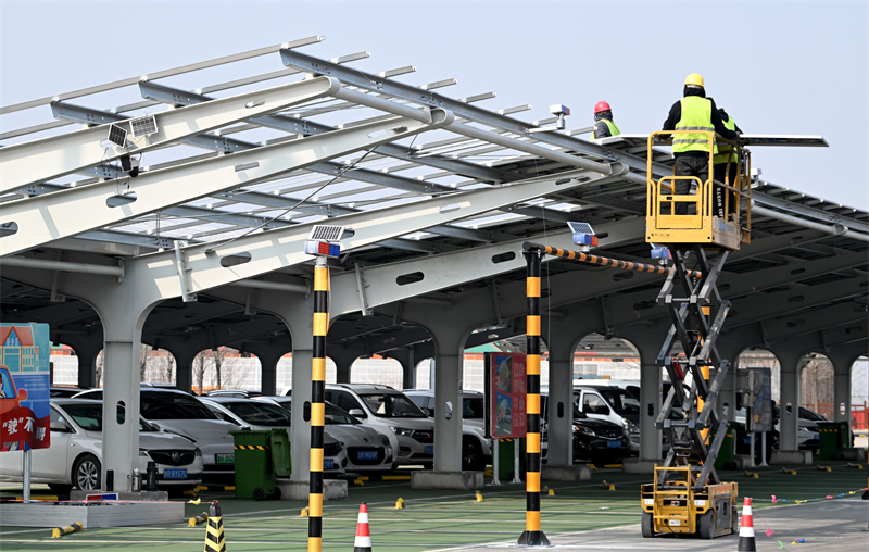 Shandong : à Jinan, un système « autoroute + photovoltaïque » favorise les émissions « zéro carbone »