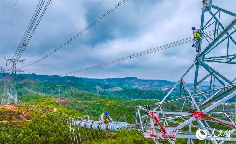 Jiangxi : l'escalade d'une tour pour l'entretien du réseau électrique à Ganzhou