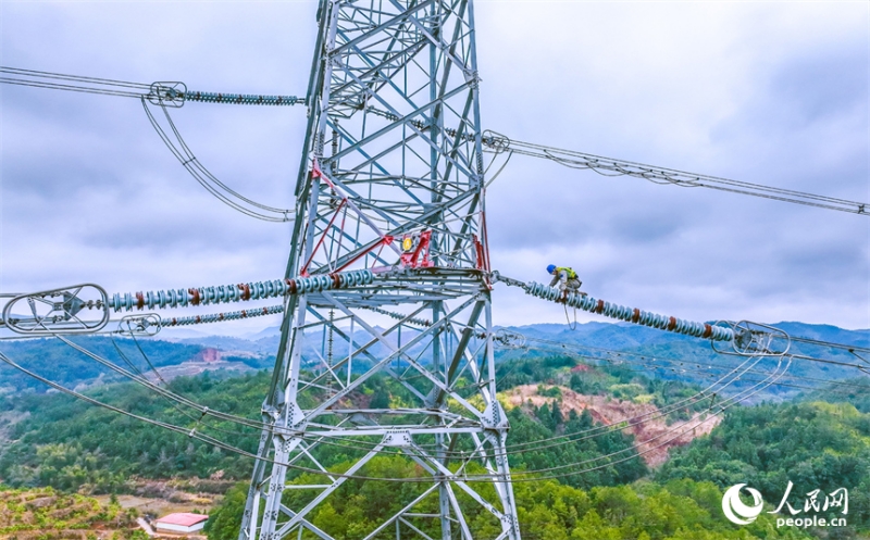 Jiangxi : l'escalade d'une tour pour l'entretien du réseau électrique à Ganzhou