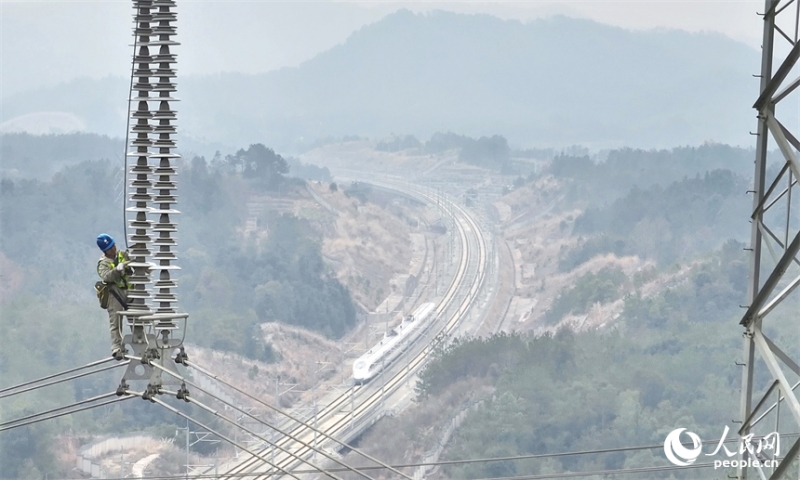 Jiangxi : l'escalade d'une tour pour l'entretien du réseau électrique à Ganzhou