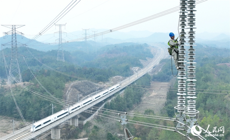 Jiangxi : l'escalade d'une tour pour l'entretien du réseau électrique à Ganzhou