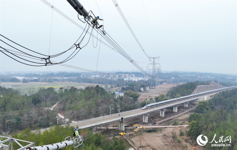 Jiangxi : l'escalade d'une tour pour l'entretien du réseau électrique à Ganzhou