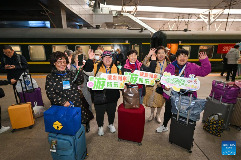 Un train touristique pour personnes âgées est parti de Tianjin vers le sud de la Chine