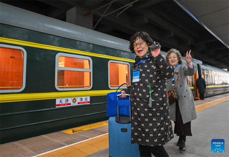 Un train touristique pour personnes âgées est parti de Tianjin vers le sud de la Chine