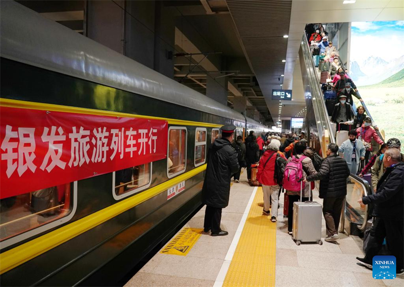 Un train touristique pour personnes âgées est parti de Tianjin vers le sud de la Chine