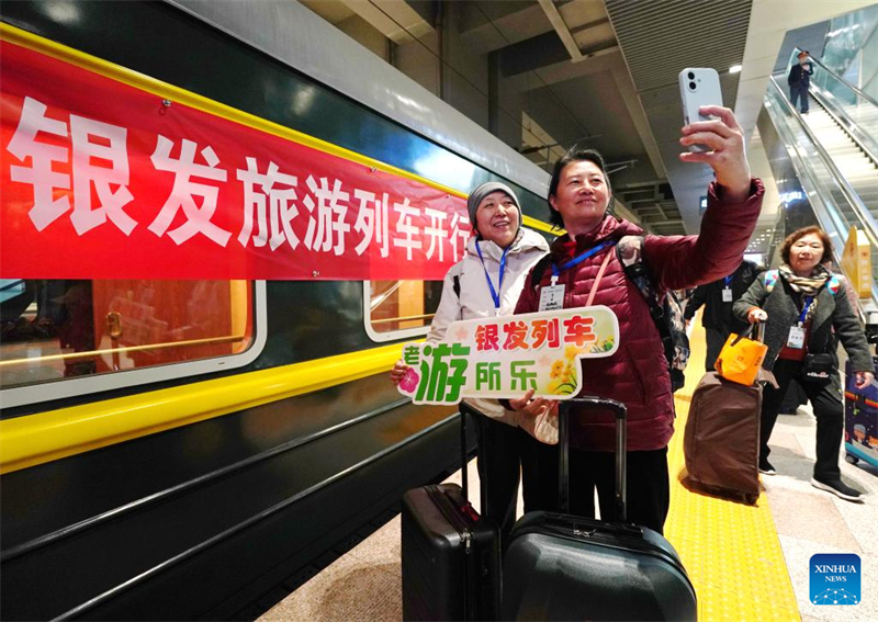 Un train touristique pour personnes âgées est parti de Tianjin vers le sud de la Chine