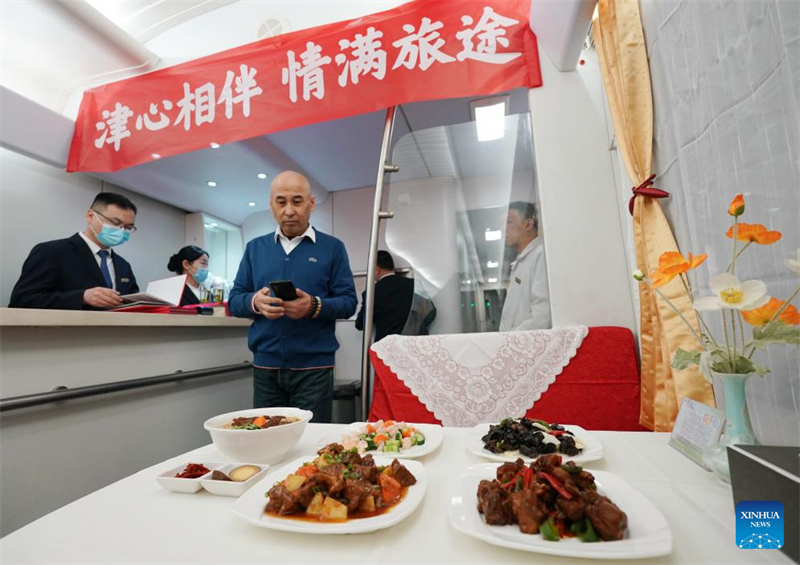 Un train touristique pour personnes âgées est parti de Tianjin vers le sud de la Chine