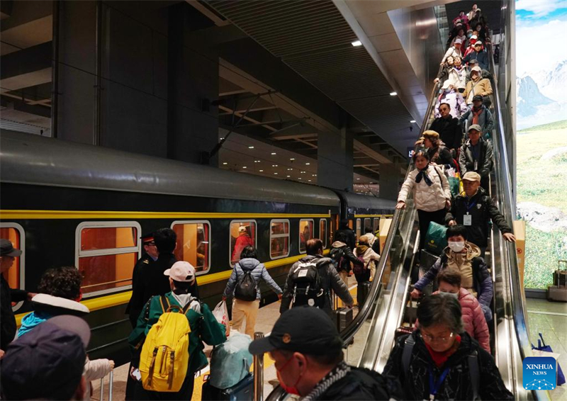 Un train touristique pour personnes âgées est parti de Tianjin vers le sud de la Chine