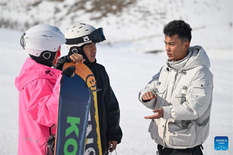 Xinjiang : un jeune Kazakh d'une famille de bergers réalise son rêve de devenir pilote